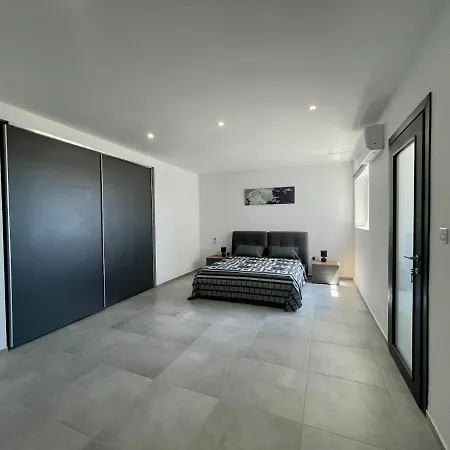 190 Sqm In Swieqi With Views And Free High Speed Wifi 公寓 *