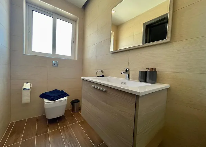 190 Sqm In Swieqi With Views And Free High Speed Wifi * Is-Swieqi